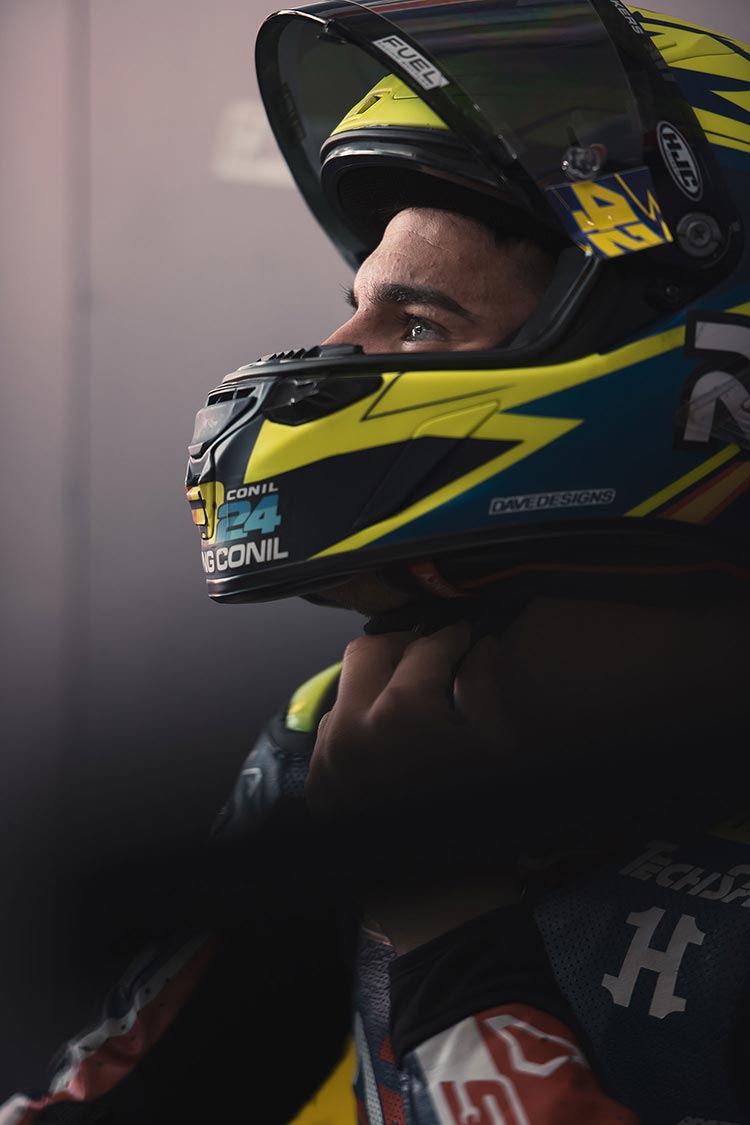 Portrait de pilote moto avec casque HJC jaune et bleu numéro 24 — PUShAUNE photographe