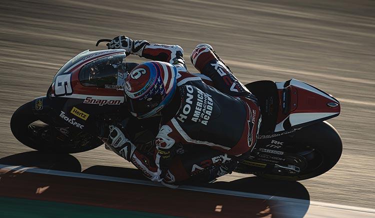 Moto Honda numéro 6 en plein virage sur circuit, inclinaison extrême — PUShAUNE photographe